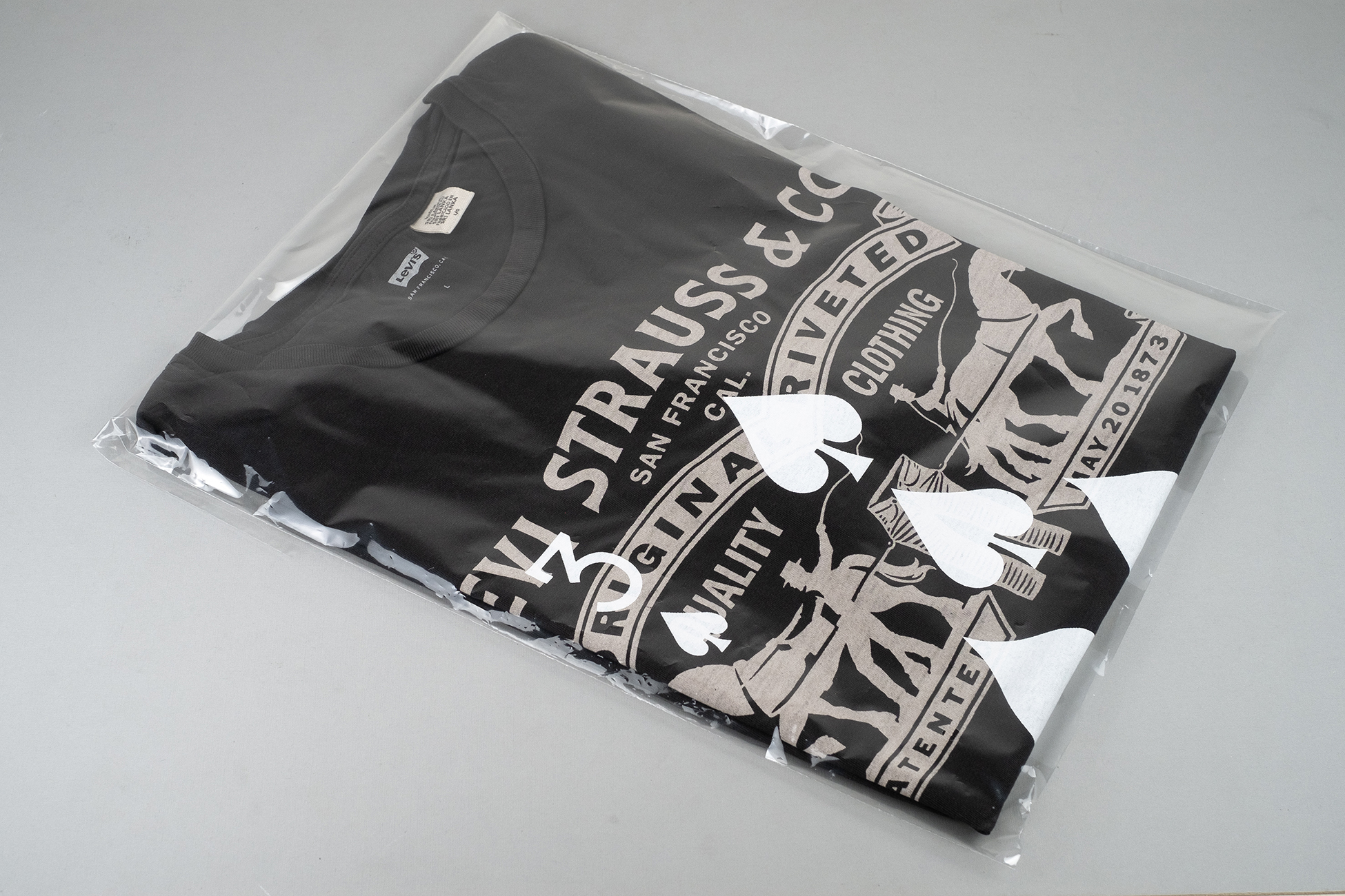 M/L — Levis (SOLD OUT)